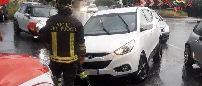 Saltano i tombini per la pioggia, auto rimane incastrata con la ruota