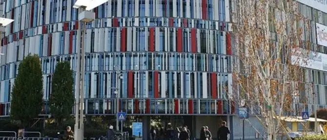 Selfie finisce in tragedia: 15enne precipita dal tetto e muore