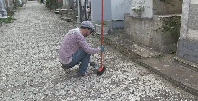 Degrado al cimitero di Vibo, i cittadini si attivano per pulire l'area