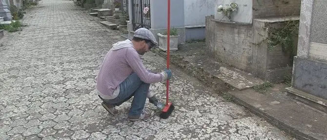 Degrado al cimitero di Vibo, i cittadini si attivano per pulire l'area