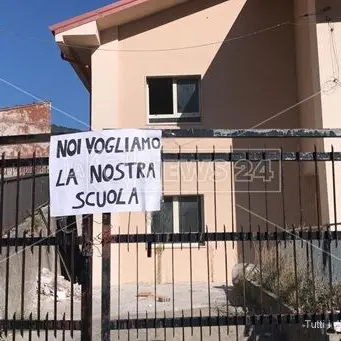 Una scuola mai completata, a Longobucco la protesta degli studenti
