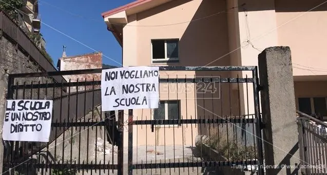 Una scuola mai completata, a Longobucco la protesta degli studenti