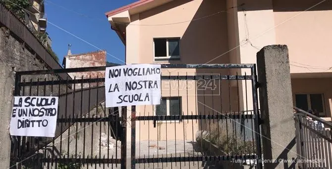 Una scuola mai completata, a Longobucco la protesta degli studenti