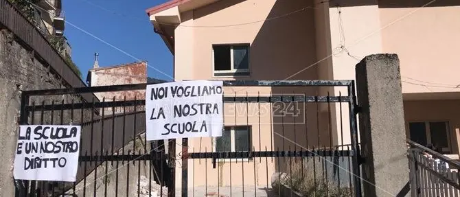 Una scuola mai completata, a Longobucco la protesta degli studenti