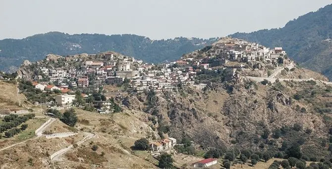 La Calabria dei diritti negati: bimbi costretti a fare 50 km per andare a scuola