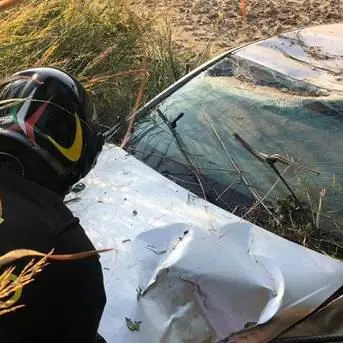 Auto finisce fuori strada a Crotone ma dei passeggeri nessuna traccia