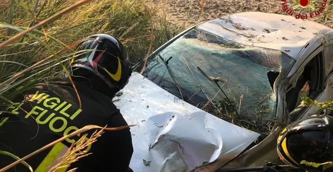 Auto finisce fuori strada a Crotone ma dei passeggeri nessuna traccia