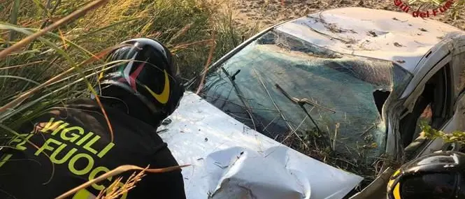 Auto finisce fuori strada a Crotone ma dei passeggeri nessuna traccia