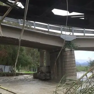 Donna tenta il suicidio sul ponte Allaro, la polizia la salva