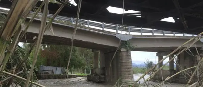 Donna tenta il suicidio sul ponte Allaro, la polizia la salva