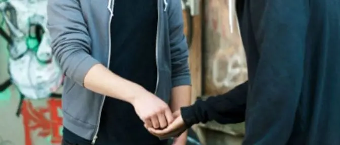 Droga, il ministro Bussetti: «Ben vengano le telecamere all’uscita delle scuole»