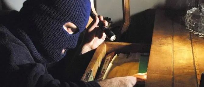 Furto di gioielli in un appartamento a Reggio, arrestate due persone