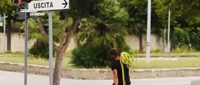 Ruba rame all’ospedale di Lamezia per il Campo rom, arrestato