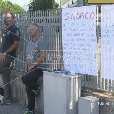 Cosenza, in catene davanti la sede Amaco per chiedere l'assunzione