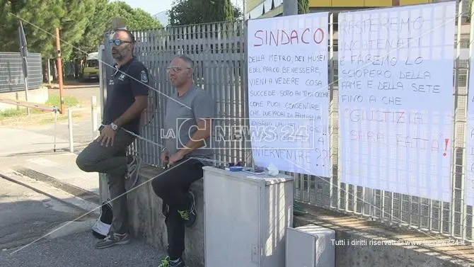 Cosenza, in catene davanti la sede Amaco per chiedere l'assunzione