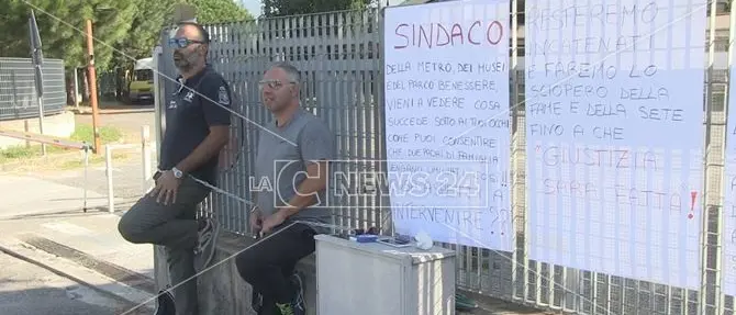 Cosenza, in catene davanti la sede Amaco per chiedere l'assunzione