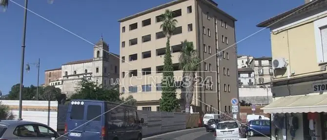 Ex Hotel Jolly di Cosenza, irrompe il Tar: «L'immobile per adesso non si tocca»