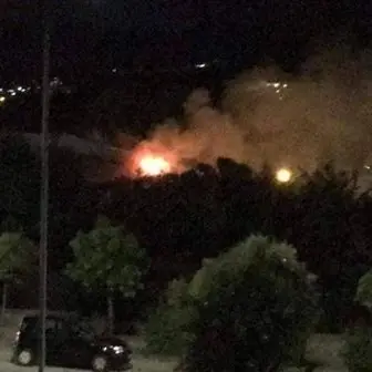 Cosenza, in fiamme il tetto della piscina di Campagnano