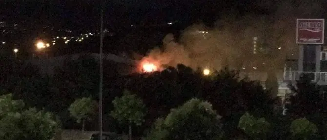 Cosenza, in fiamme il tetto della piscina di Campagnano
