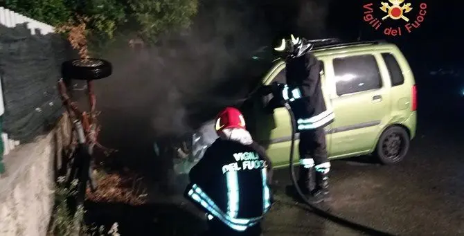 Notte di fuoco a Squillace, in fiamme un'auto