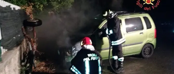 Notte di fuoco a Squillace, in fiamme un'auto