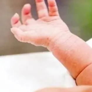 Litiga con la moglie e picchia il figlio di sette mesi: arrestato 29enne a Vibo