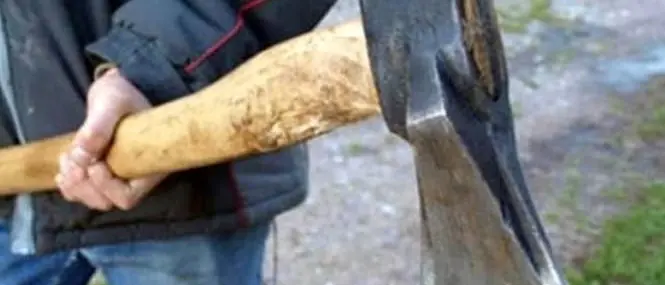 Tropea, candidato sindaco aggredito con un’accetta