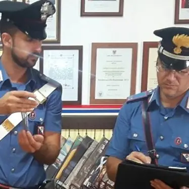 Si spaccia per poliziotto e inganna due donne, un arresto nel Reggino