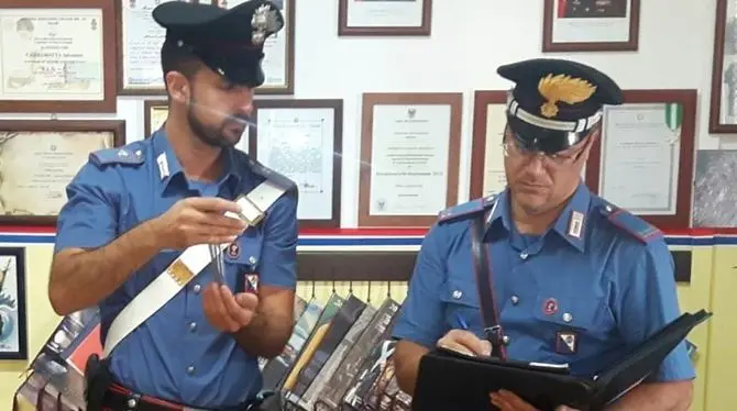 Si spaccia per poliziotto e inganna due donne, un arresto nel Reggino