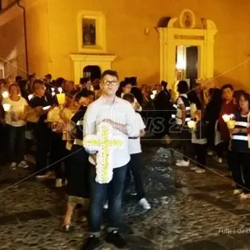 Fiaccole, commozione e dolore. Civita ricorda i morti delle gole del Raganello