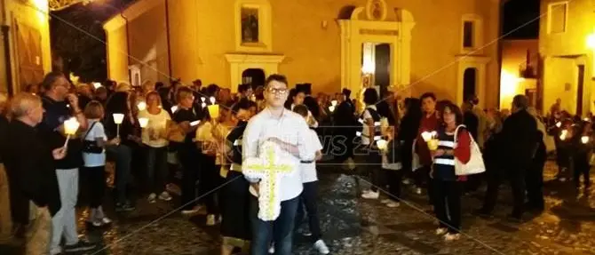 Fiaccole, commozione e dolore. Civita ricorda i morti delle gole del Raganello
