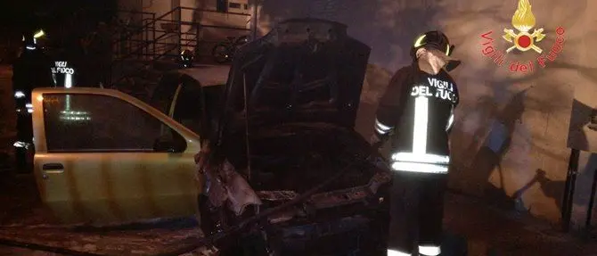 Auto in fiamme nella notte a Olivadi