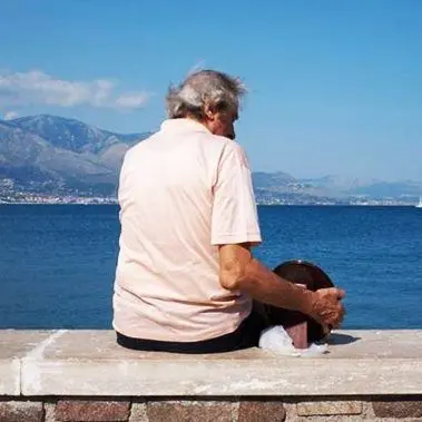 Porta la foto della moglie morta al mare, la storia diventa un film