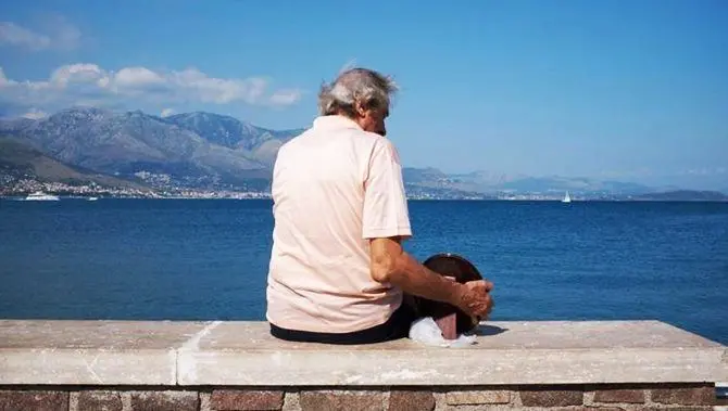 Porta la foto della moglie morta al mare, la storia diventa un film