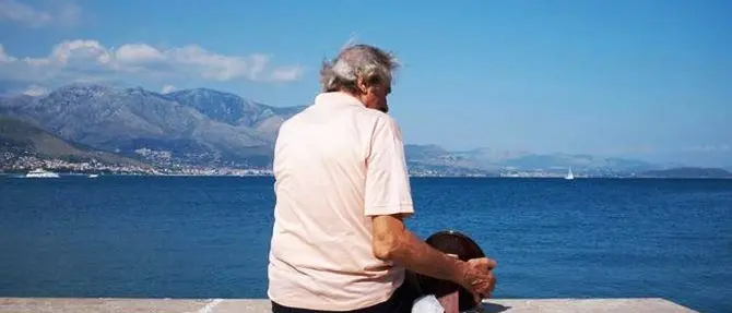 Porta la foto della moglie morta al mare, la storia diventa un film