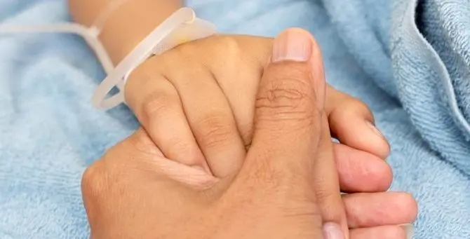 Deve assistere il figlio malato, i colleghi le donano le ferie