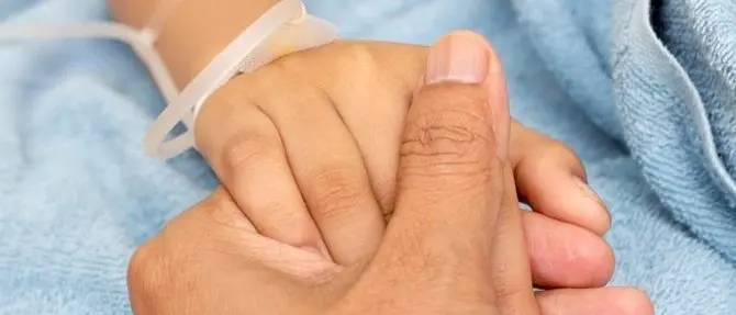 Deve assistere il figlio malato, i colleghi le donano le ferie