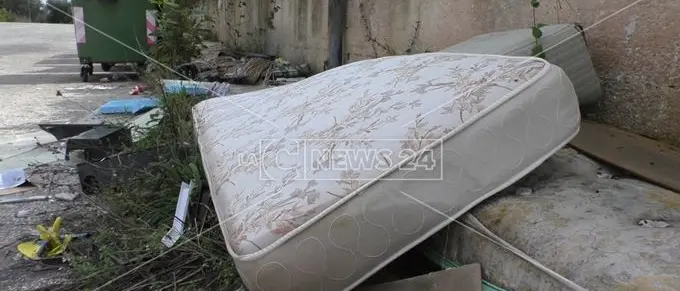 Sporcizia e degrado, il grido d'allarme dei residenti delle case popolari di Vena: «Noi abbandonati»