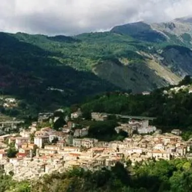Il parroco vende l’oro donato dai fedeli per lavori in chiesa, interviene la Diocesi