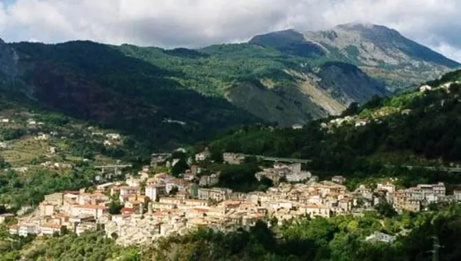 Il parroco vende l’oro donato dai fedeli per lavori in chiesa, interviene la Diocesi