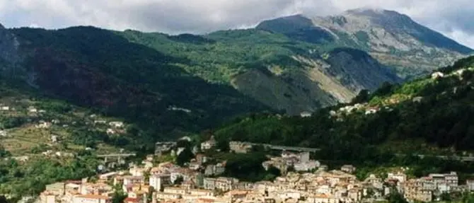 Il parroco vende l’oro donato dai fedeli per lavori in chiesa, interviene la Diocesi