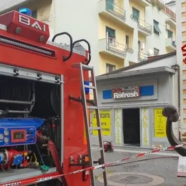 Incendio in un esercizio commerciale, intervengono i vigili del fuoco