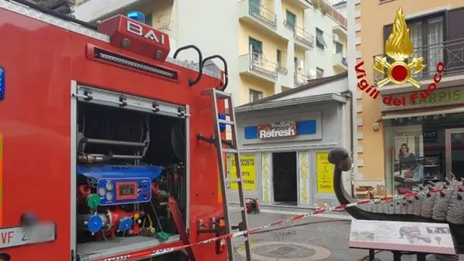 Incendio in un esercizio commerciale, intervengono i vigili del fuoco