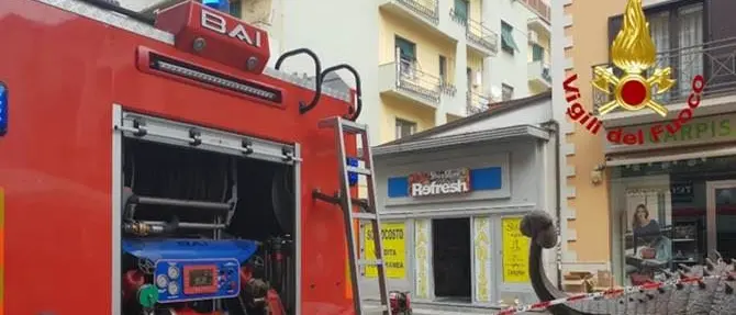Incendio in un esercizio commerciale, intervengono i vigili del fuoco