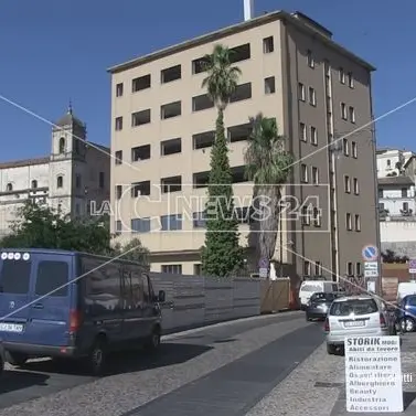 Ex Hotel Jolly, Oliverio indica la strada al Comune