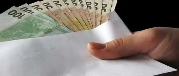 Trova 3500 euro e li consegna alla Polizia, encomio dall'azienda