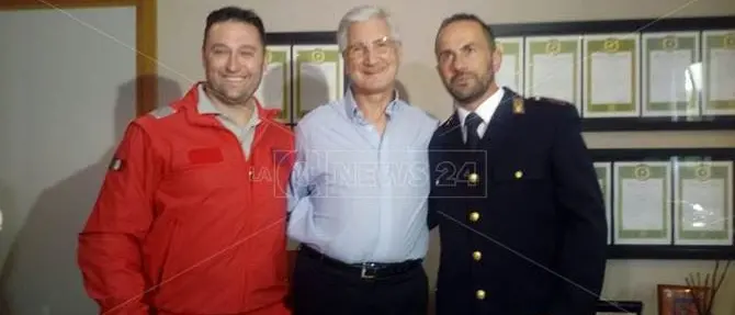 Colto da un infarto in mare e tratto in salvo, Francesco riabbraccia i suoi eroi