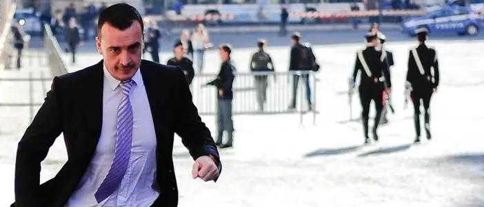 «Trovino 10 miliardi o li facciamo fuori tutti». Portavoce M5s contro il ministero di Tria