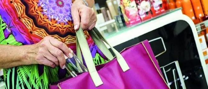 Turisti e ladri di saponette, la resa di un negoziante costretto a chiudere