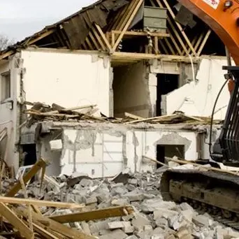 Legambiente: «Abbattuti solo il 6% degli edifici abusivi in Calabria»